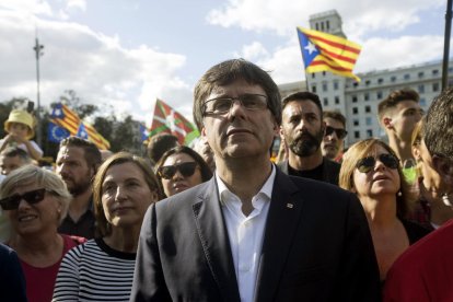 El president de la Generalitat, Carles Puigdemont, i la presidenta del Parlament, Carme Forcadell, a la manifestació sobiranista de Barcelona.