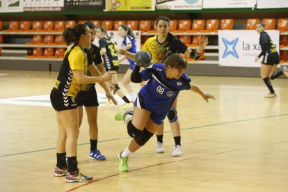 Thais Bernis intenta un llançament durant el partit d’ahir.