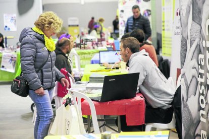 Público ayer por la tarde en los estands de la feria en Balaguer.