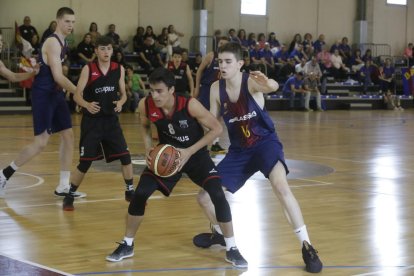 Una jugada del partit que va enfrontar ahir el FC Barcelona i l’Alkasar a l’Agnès Gregori.