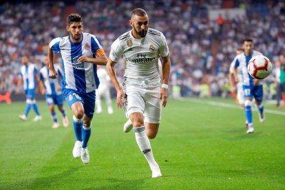 Javi López intenta frenar el avance de Karim Benzema.