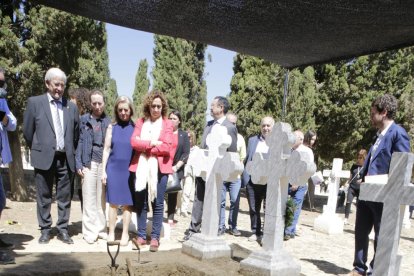 La consellera Ester Capella va visitar ahir els treballs d’exhumació al cementiri d’Alguaire.