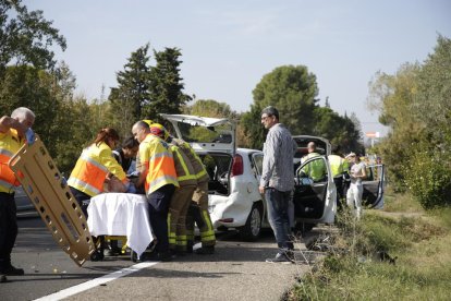 Atenent una de les ferides a la col·lisió de l’N-240.