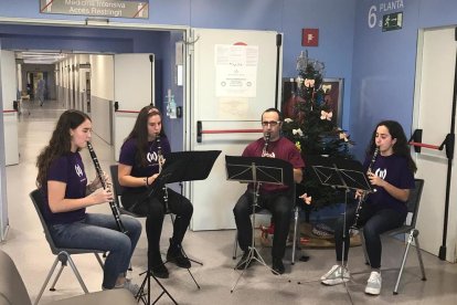 Música a l’UCI - Un quartet de clarinet de l’Orfeó Lleidatà va oferir dimecres un concert per amenitzar l’estada dels familiars i els pacients ingressats a la Unitat de Cures Intensives (UCI) de l’hospital Arnau de Vilanova. La iniciativ ...