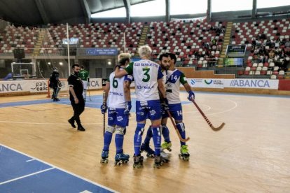 Els jugadors de l’ICG Lleida celebren un dels cinc gols que van anotar a la pista del Liceo.