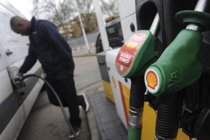 La gasolina i el gasoil registren la tercera pujada al gener.