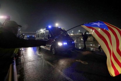 Furgonetas de los Mossos d'Esquadra salen de la prisión de Lledoners transportando al exvicepresidente de la Generalitat Oriol Junqueras, los exconsellers Raül Romeva, Josep Rull, Jordi Turull y Joaquim Forn y los activistas Jordi Cuixart y Jordi Sànchez, en el centro penitenciario de Brians, del cual partirán hacia la capital española.