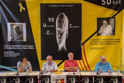 Robert Porta, Joan Reñé, Jordi Casassas y Xavier Barral, ayer, durante la mesa redonda. 