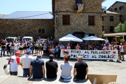 Un moment de la mobilització dels ramaders a Llessui, al municipi de Sort.