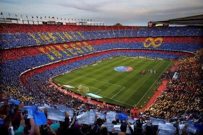 El Camp Nou rindió homenaje a Andrés con un espectacular mosaico con la leyenda “Infinit Iniesta”.