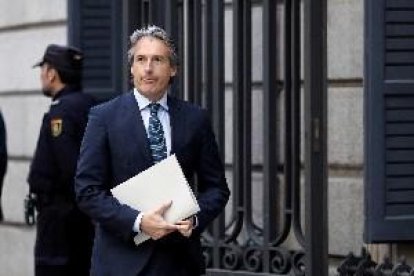 De la Serna dóna el seu suport a Sáenz de Santamaría per liderar el PP