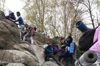 Els nens i joves de l’A.E. Lo Mòtit, de ruta per la Canya durant els campaments de primavera.