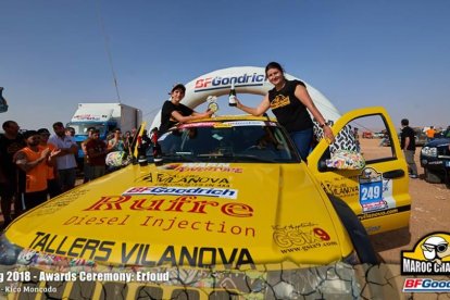 Lydia López y su hija Ylenia celebran su llegada a meta, donde fueron las primeras mujeres.