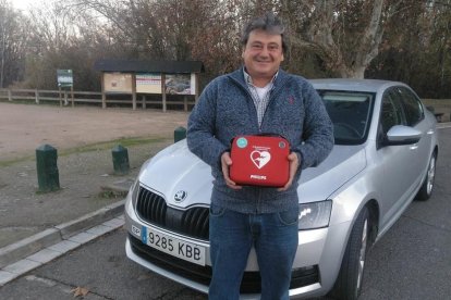 El taxista de Maials con el desfibrilador que ha adquirido.