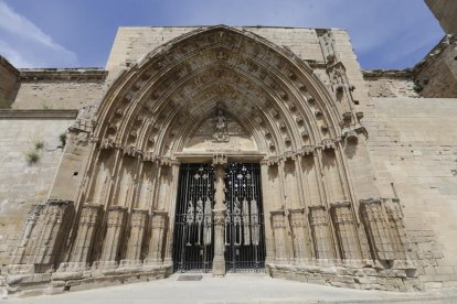 La restauración de la Porta dels Apòstols se centrará en frenar los procesos de degradación de la piedra.