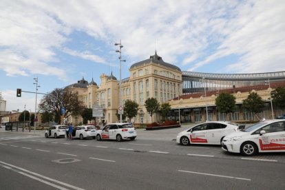 Imatge de l’estat actual de la parada de taxis de l’estació de ferrocarrils.