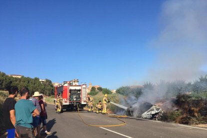 Imatge de l’incendi que va calcinar un cotxe ahir al matí a Alfés.