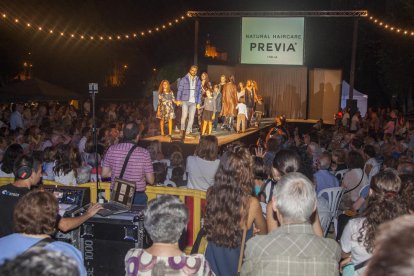 La pasarela de moda que se instaló en el parque de la Transsegre de Balaguer. 