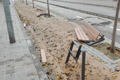 Imatge dels bancs de Cappont destrossats.