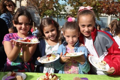 Imatge d’alumnes de Primària en una promoció de consum de pera.