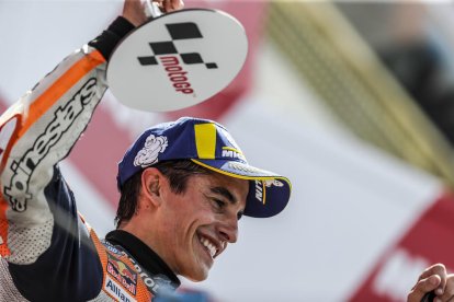 Marc Màrquez somriu al podi del circuit d’Assen.