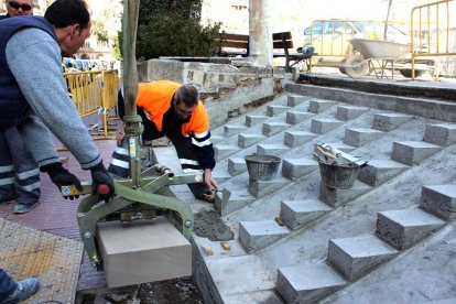 Els treballadors contractats, amb la brigada municipal.