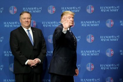 Trump, ahir a Hanoi, amb el secretari d’Estat, Mike Pompeo.