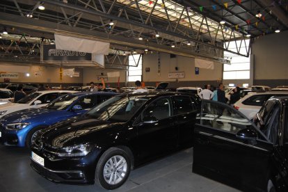 Algunos de los vehículos expuestos en la feria automovilística. 