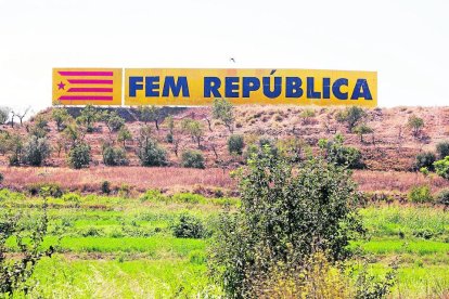 El mural independentista de Belpuig, repintat poc després que desconeguts el tapessin.