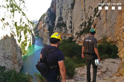 Agentes rurales y bomberos cerraron los accesos por tierra y agua el miércoles por la tarde. 