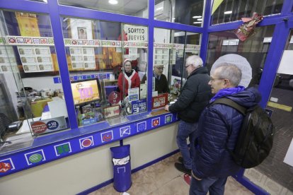 Clientes en una administración de Cappont.