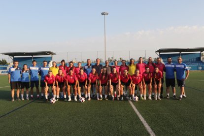 La plantilla de jugadoras y el staff técnico ayer posando junto al presidente del AEM, Carlos Sisteré.