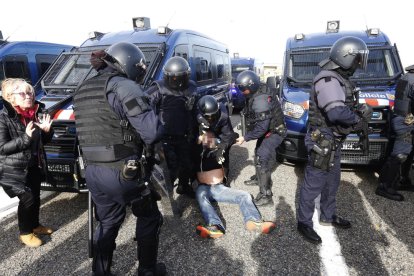 Imagen de un momento de la actuación de los Mossos.