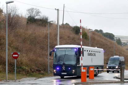 L'autobús de la Guàrdia Civil amb els nou presos independentistes surt de la presó de Brians.