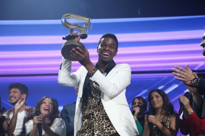 El cantante Famous, de origen nigeriano, vive desde los seis años en Bormujos, un municipio de Sevilla.