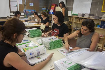 Miembros del AMPA recogen los libros del curso pasado para revisarlos, acondicionarlos y dejarlos preparados para septiembre. 