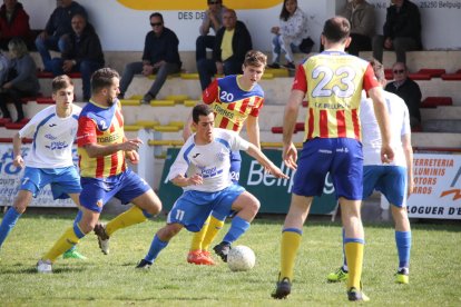 Un jugador del Mollerussa controla la pilota durant el partit que va disputar a Bellpuig.