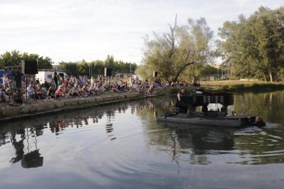 El piano flotant, el setembre passat al riu Segre a Lleida.