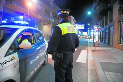 Imatge d’arxiu d’un agent de la Policia Local de Tàrrega al costat d’un Mosso d’Esquadra.