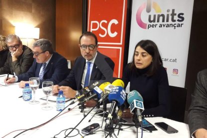 L'alcalde de Lleida i president del PSC, Àngel Ros, i el diputat del grup parlamentari del PSC-Units del Parlament de Catalunya, Ramon Espadaler, anuncien en roda de premsa l'acord a la Paeria entre els dos partits.