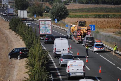 Uno de los vehículos accidentados en la mediana y las retenciones que se formaron. 