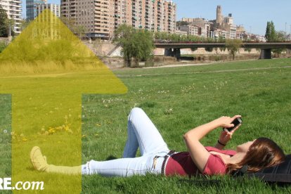 Una jove prenent ahir el sol a la canalització del riu Segre, a prop del campus de la UdL a Cappont.