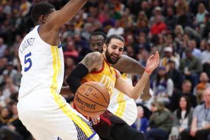 Ricky Rubio rep l’oposició de Kevon Looney, dels Warriors.