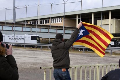 Un home amb una estelada a l'arribada dels presos del 'procés' a Soto del Real.