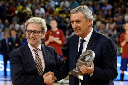 Pesic va rebre abans del partit el trofeu al millor tècnic de l’ACB.