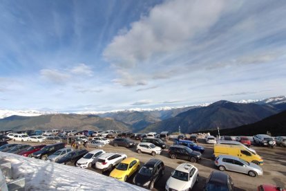 La escuela de esquí inició ayer las clases a los primeros alumnos de la temporada en Port del Comte. 