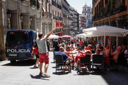 Aficionats anglesos van abarrotar els carrers de Madrid durant les hores prèvies a la final.