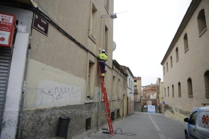 Un operario reponiendo ayer cable robado en la calle Peralta, en el Barri Antic.