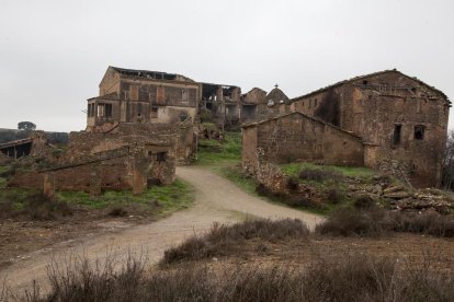 Imatge del poble abandonat de Conill, que el propietari vol recuperar.