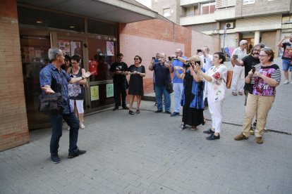 Públic i responsables de la revista ‘Plec’ van retratar el fotògraf de SEGRE a l’arribar al Cafè del Teatre.